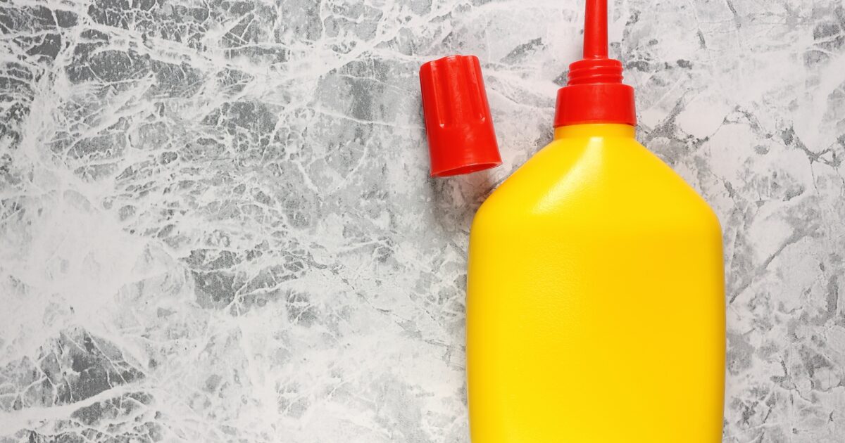 キャップを外した木工用接着剤ボトル