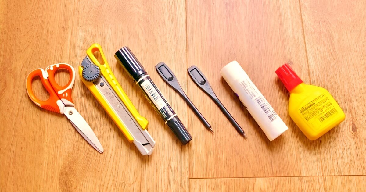 文房具と小型の黄色い接着剤