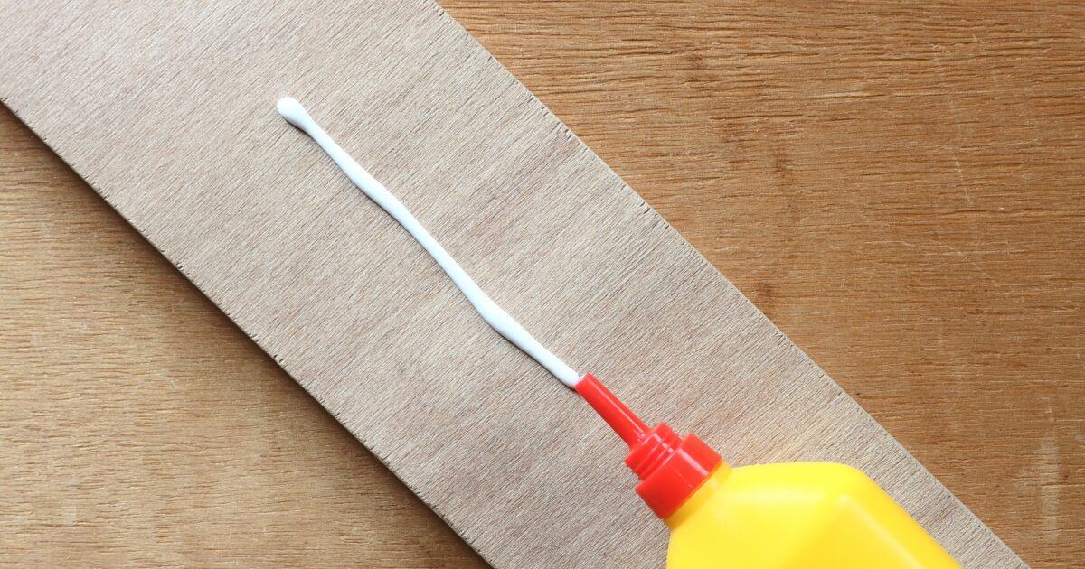 木材に接着剤を塗る作業