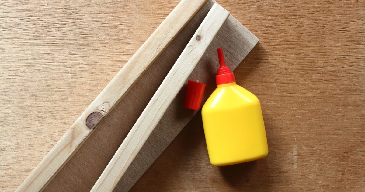 キャップを外した木工用接着剤と木材