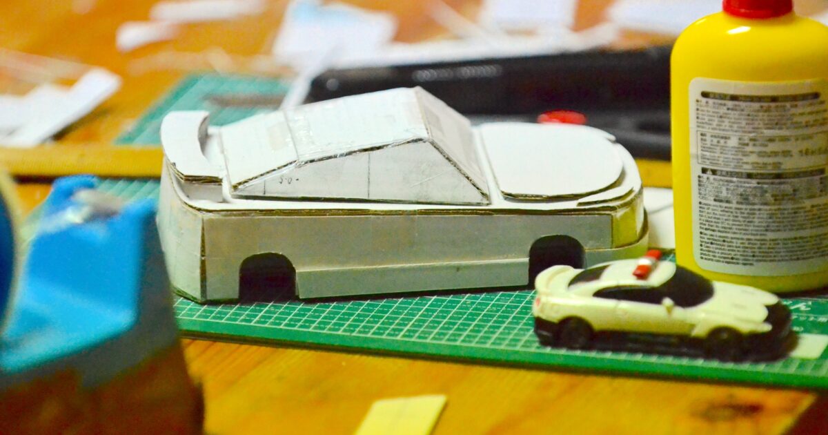 紙製自動車模型と木工用接着剤